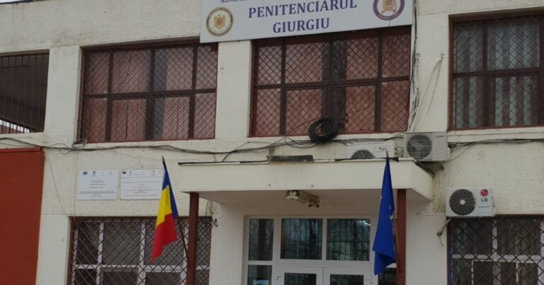 BAIE DE SÂNGE ÎN PENITENCIARUL DIN GIURGIU! Deținut înjunghiat cu o armă improvizată chiar în curtea de plimbare