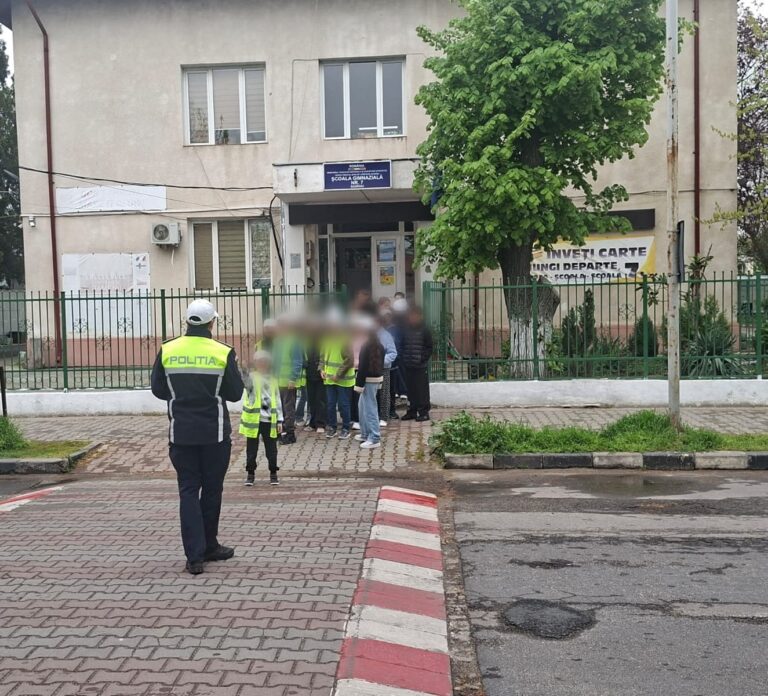 Polițiștii Serviciului Rutier Giurgiu reiterează patrulele școlare. Astăzi a fost rândul școlii nr. 7 din Giurgiu