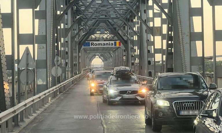 Când se reia traficul normal, pe ambele benzi, pe Podul Prieteniei, Giurgiu-Ruse (Bulgaria)