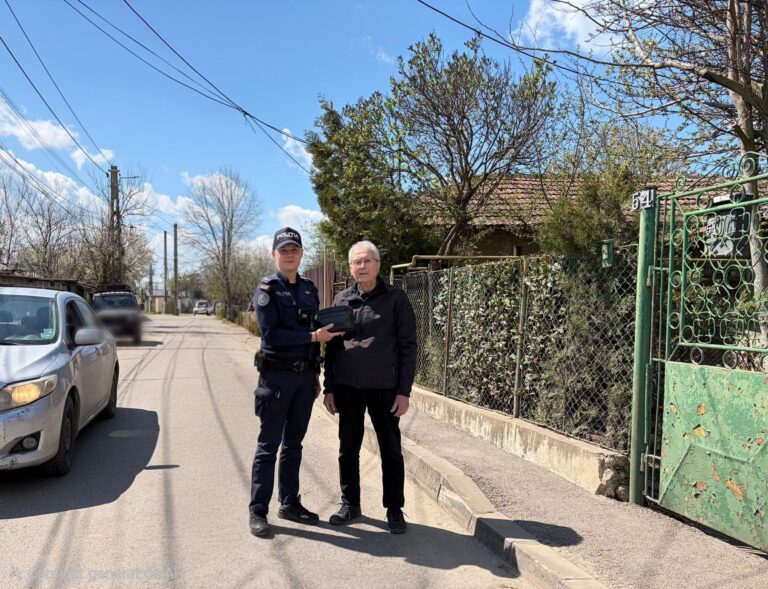 Polițiștii de la Serviciul Transporturi au găsit o borsetă cu peste 5.000 de lei, pe care au restituit-o proprietarului