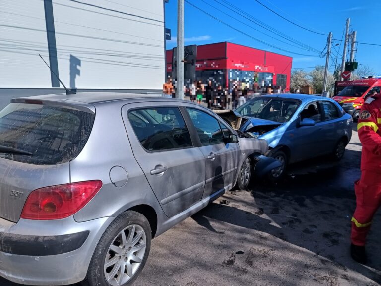 Accident auto, în această după amiază, la Chiriacu, în comuna Izvoarele. O femeie a avut nevoie de îngrijiri medicale