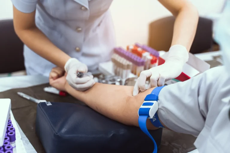 Testări medicale gratuite pentru depistarea riscului de diabet, organizate de Crucea Roșie