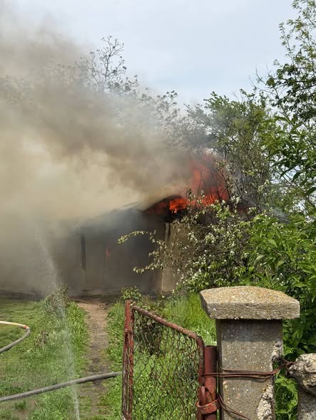 Scurtcircuit devastator în comuna Ulmi: o casă a fost cuprinsă de flăcări. Pompierii au salvat documente și bunuri importante