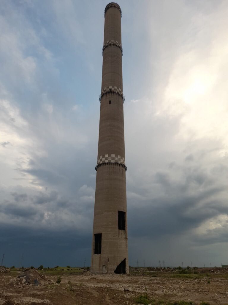 Ultimul simbol al fostului CET Giurgiu dispare astăzi! Coșul de fum va fi demolat controlat pentru a face loc unui Parc fotovoltaic