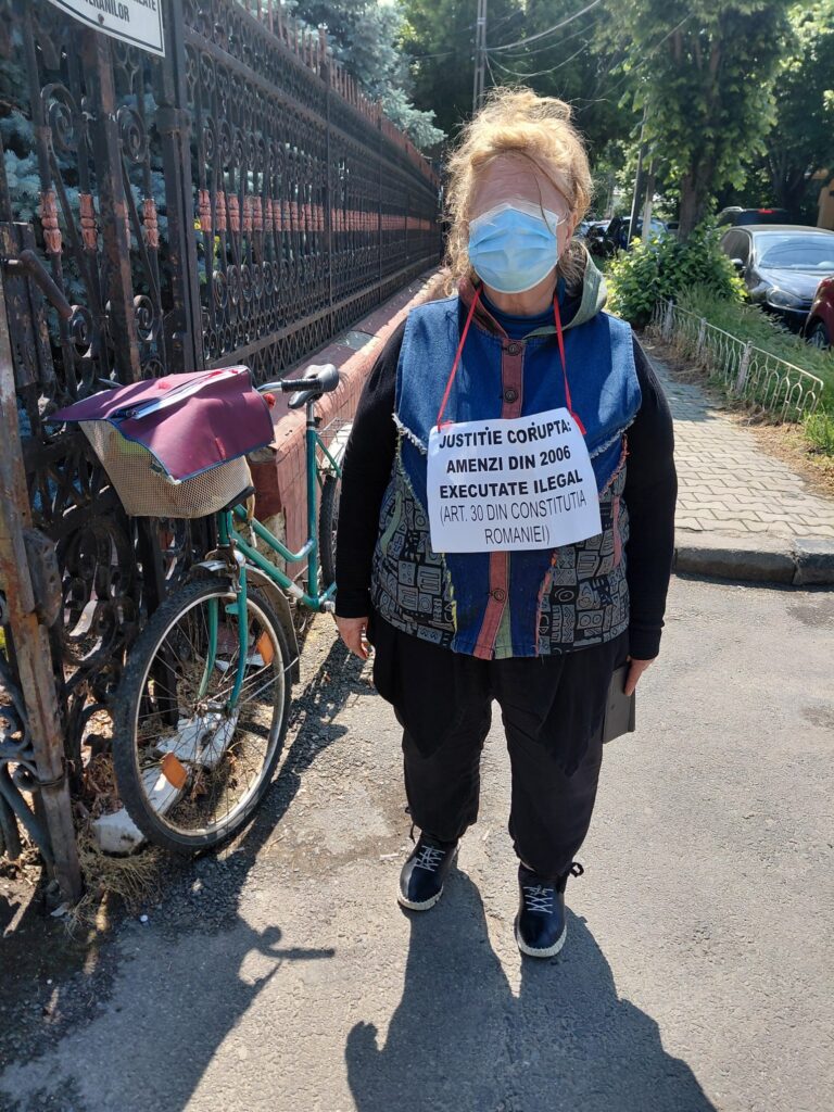 Protest, astăzi dimineață,  în fața Judecătoriei Giurgiu! O femeie a adus, acuzații grave la adresa „justiției”, pe care o consideră ”coruptă”