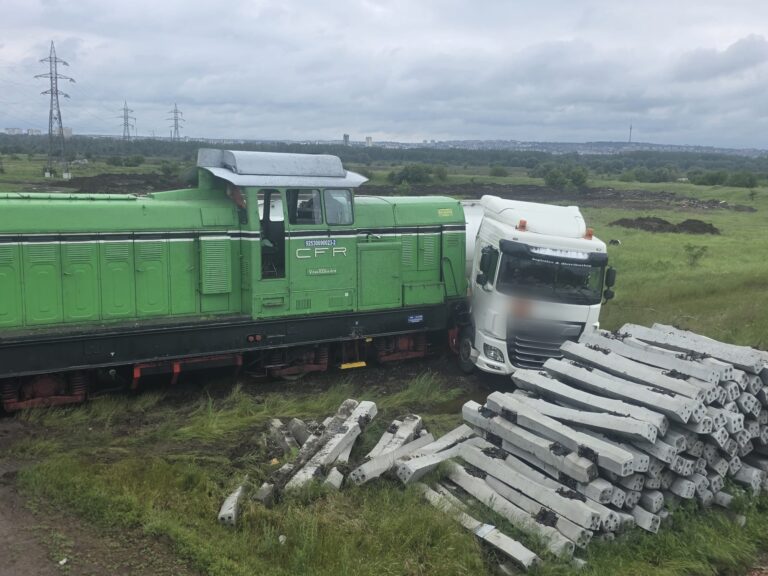 Accident pe o cale ferată din Giurgiu: Tren și cisternă cu motorină, implicate într-o coliziune cu risc major de incendiu (Galerie foto)