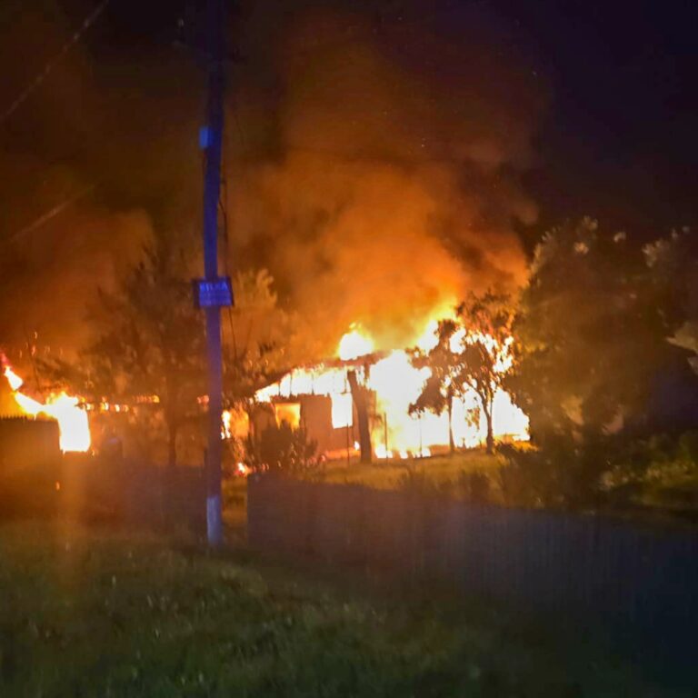 Flăcări devastatoare în miez de noapte la Obedeni! O casă a fost cuprinsă de incendiu, iar vecinii au fost la un pas de tragedie