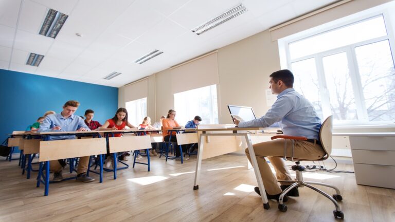 Evaluarea Națională 2026: Ministerul Educației a publicat subiectele și baremele la Limba Română