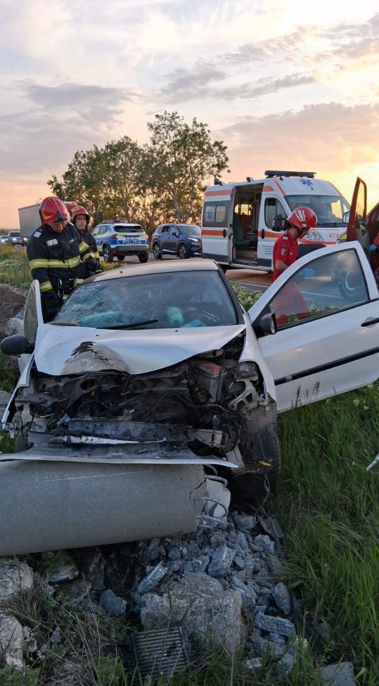Accident grav pe DN6: o șoferiță și o fetiță de 7 ani, transportate de urgență la spital după impactul cu un stâlp