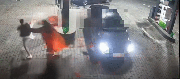 SCANDAL NOCTURN ÎN BENZINĂRIE: Bătaie filmată, patru tineri reținuți după un conflict pornit în trafic