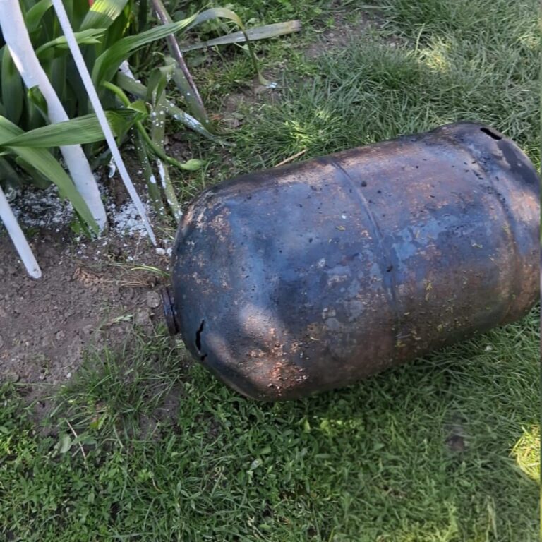 O bucătărie de vară a fost distrusă de flăcări, în Bolintin Vale, după explozia a două butelii.  Intervenție la limită a pompierilor