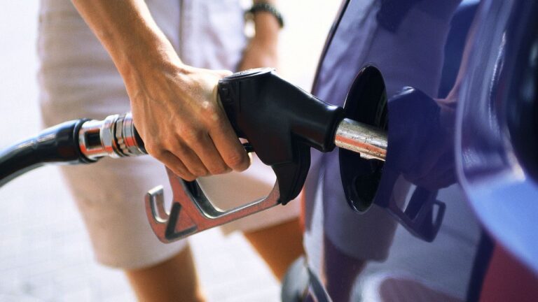 „Carburantul sparge pragul de 9 lei: șoferii plătesc tot mai mult, politica fierbe în paralel”