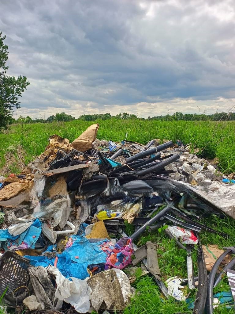 Gunoaie aruncate la marginea orașului, sancțiune usturătoare: amendă de 30.000 de lei și autoutilitară confiscată la Bolintin-Vale