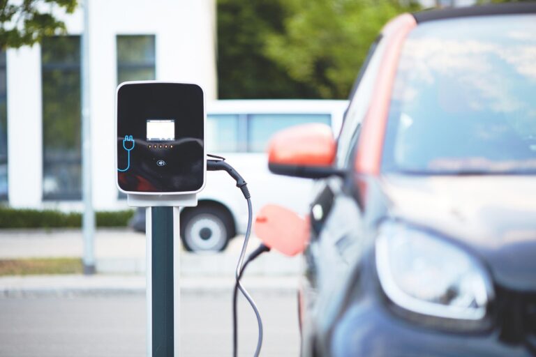 Banii vorbesc, ecologia mai așteaptă: Primăria schimbă regulile pentru mașinile electrice și hibride în parcările din Giurgiu