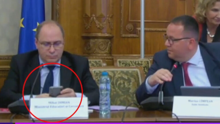 REVOLTĂTOR! Ministrul Educației, surprins pe telefonul mobil, în timpul discursului unei eleve care îi explica, printre lacrimi, despre stresul provocat de teste și  temele de la școală…(Vezi Link)