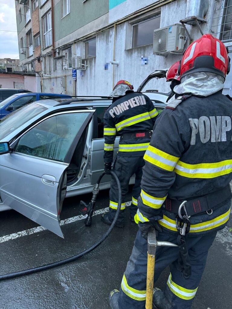 Bordul unui autoturism a ars sâmbătă seară, pe strada Tineretului din municipiul Giurgiu
