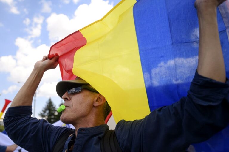 SONDAJ: Aproape 70% dintre români vor o schimbare totală a clasei politice