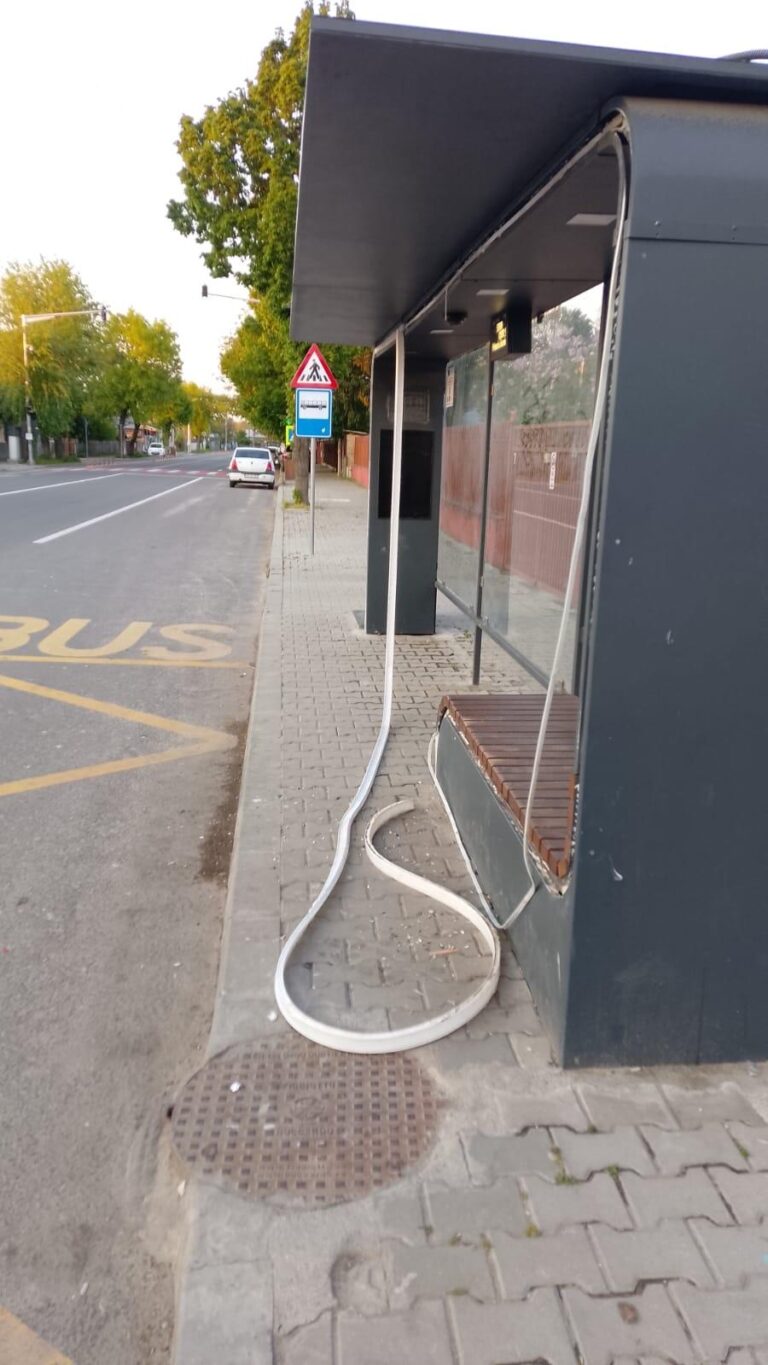 O stație de autobuz de pe Șoseaua Sloboziei a fost vandalizată, lăsându-i  pe locuitorii zonei  fără un loc în care să se adăpostească de capriciile vremii