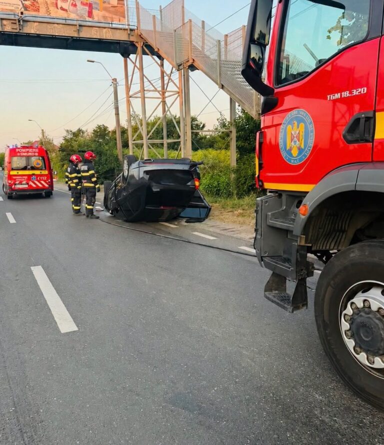 Accident pe DN5, la Daia. Un șofer a fost transportat la spital după ce autoturismul s-a răsturnat