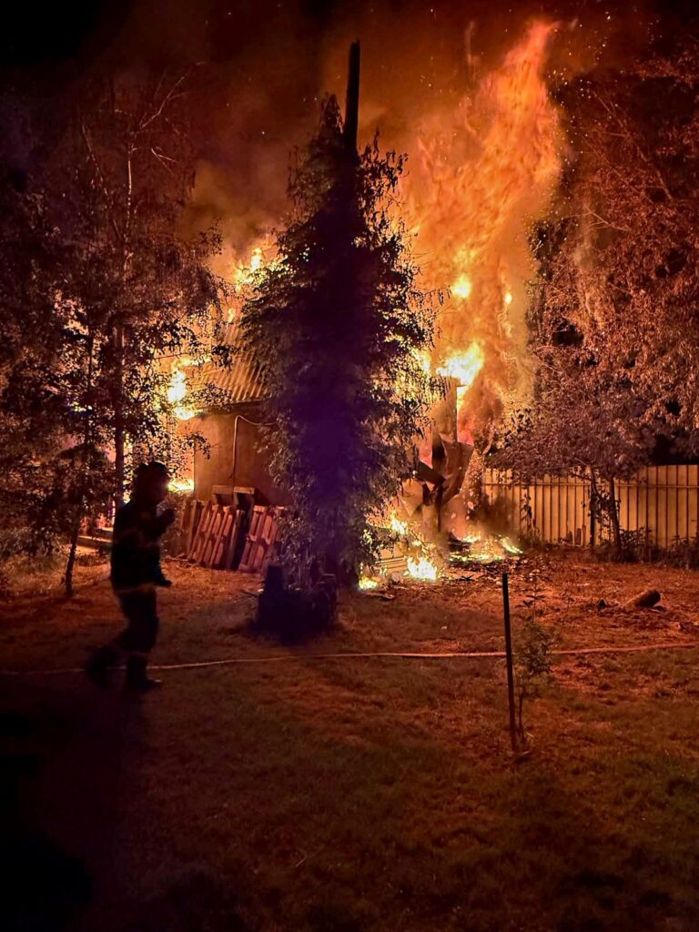 O casă a ars complet, azi-noapte, la Grădinari, în județul Giurgiu! Pompierii nu au mai putut salva locuința. (vezi VIDEO)