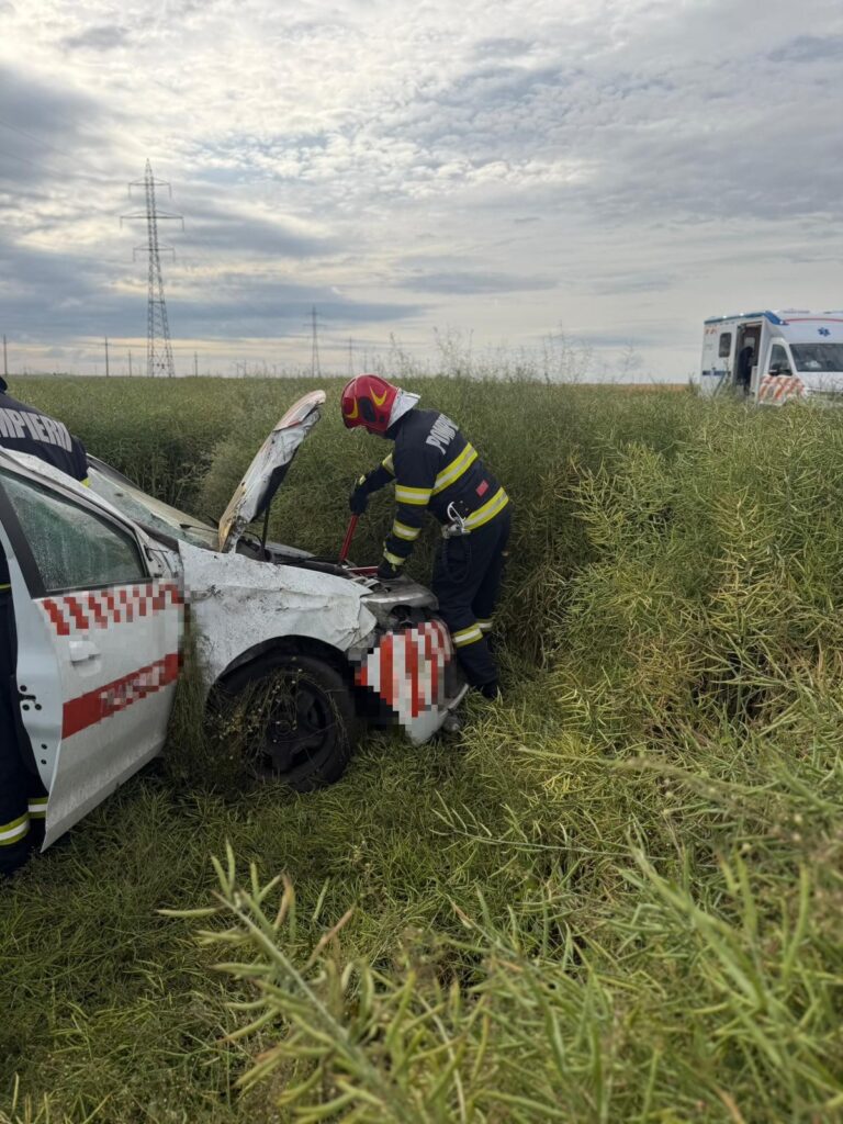 Accident grav pe DJ 504: un tânăr de 23 de ani, transportat cu elicopterul SMURD la București (VIDEO + Foto)
