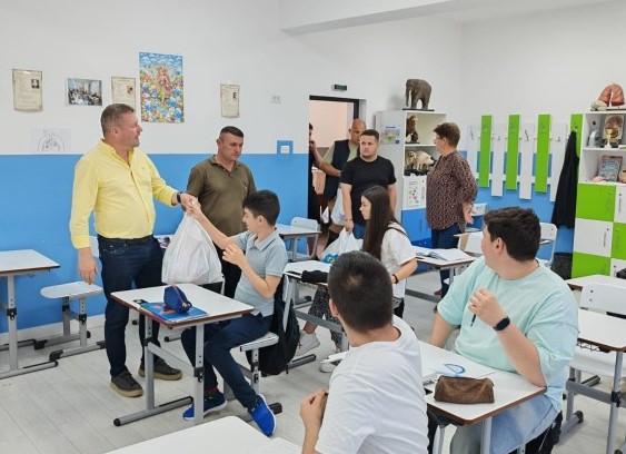 Daniel Rusu, primarul care investește în viitorul copiilor din Adunații Copăceni. Cadouri, proiecte și grijă constantă pentru noua generație!
