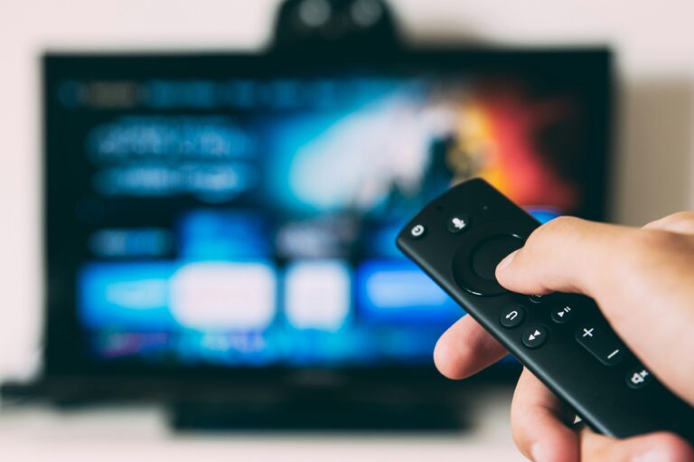 În România anului 2026: cea mai mare audiență au televiziunile care distrează, mai profitabile decât cele de știri, care informează. PRO TV, o mașină de făcut bani