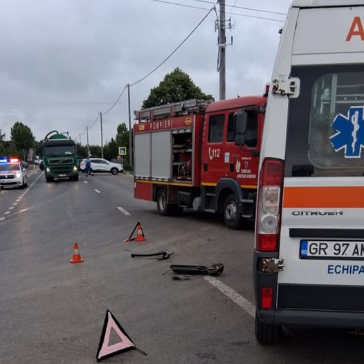 Distracție care se poate transforma într-o tragedie. O adolescentă, rănită după ce a intrat cu trotineta în coliziune cu un autoturism, la Mihăilești, în județul Giurgiu