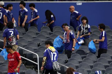 Lecție de civilizație la Cupa Mondială de fotbal: după meciul Olanda – Japonia, până și suporterii în scaune cu rotile, japonezi, au rămas să strângă gunoaiele de pe stadion