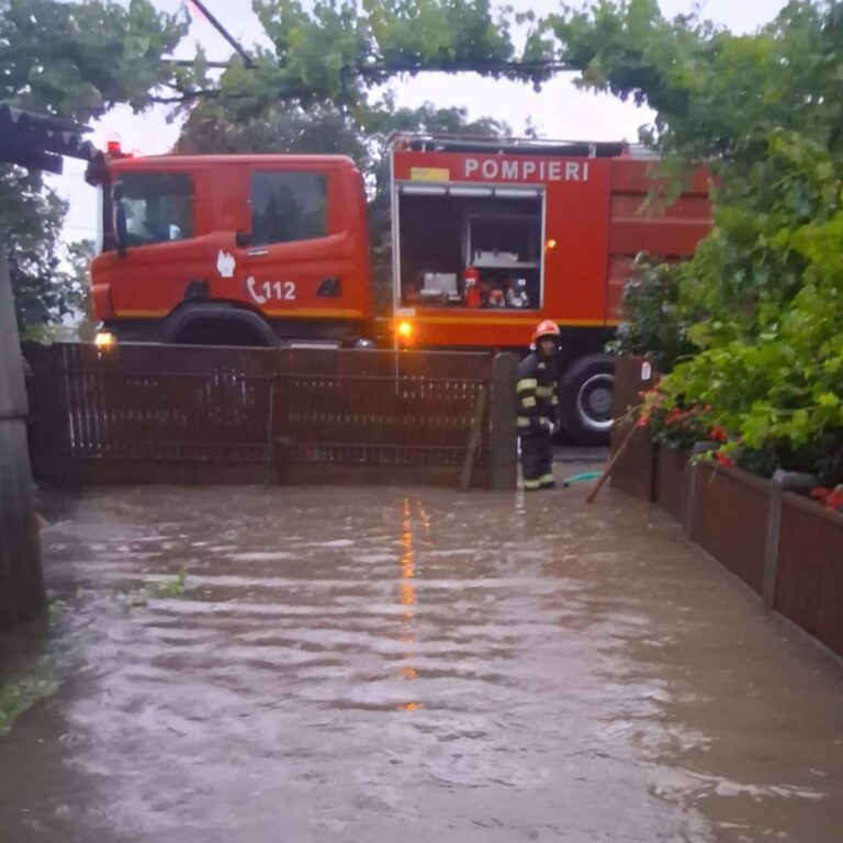 Joi, ploile torențiale au făcut prăpăd, în județul Giurgiu. Gospodării inundate la Vărăști și Valea Dragului; pompierii au intervenit de urgență