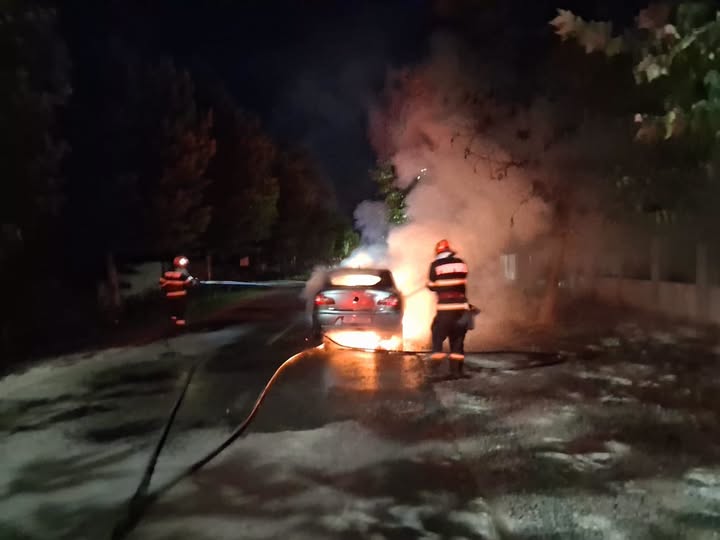 Autoturism cuprins de flăcări pe DN 41, în comuna Prundu. Tot mai multe incendii provocate de scurtcircuite electrice