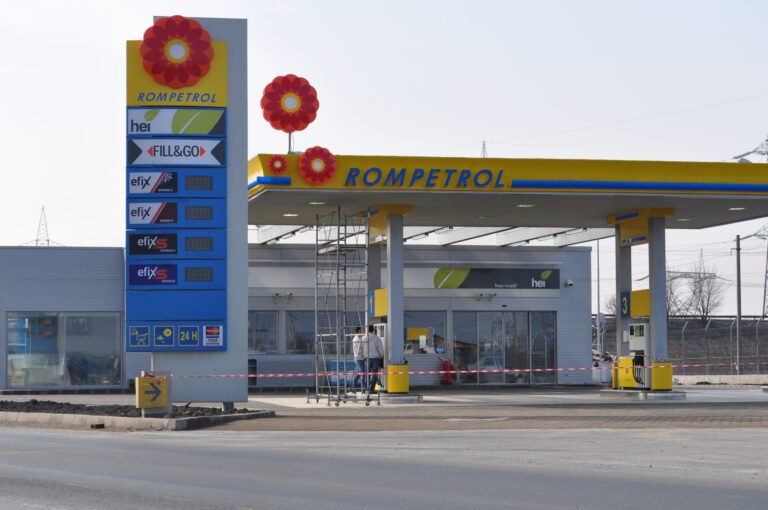 ROMPETROL a operat, sâmbătă dimineață, una dintre cele mai consistente reduceri de preț din ultima perioadă. Ea devine compania cu cei mai ieftini carburanți!
