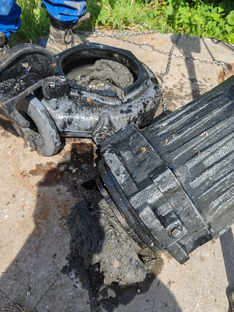 APA SERVICE GIURGIU: Toaleta NU este tomberon! Șervețelele umede și deșeurile blochează pompele de apă uzată și generează costuri suplimentare