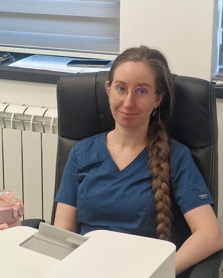 A refuzat Capitala și a ales comuna Oinacu. Povestea medicului Andreea Roșu, cea care redă speranța unei comunități și transformă un dispensar într-un simbol al sănătății!