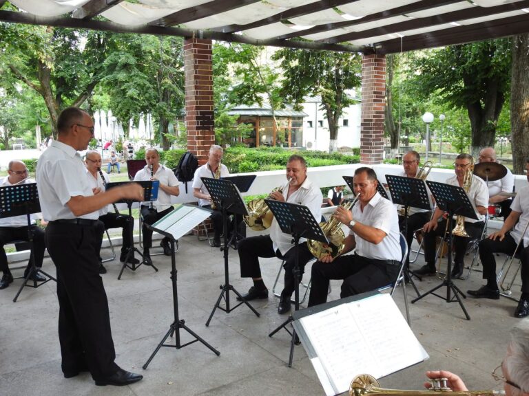 Astă seară, de la ora 19.30, concert de muzică ușoară, de promenadă și latino în Parcul Alei din Giurgiu!