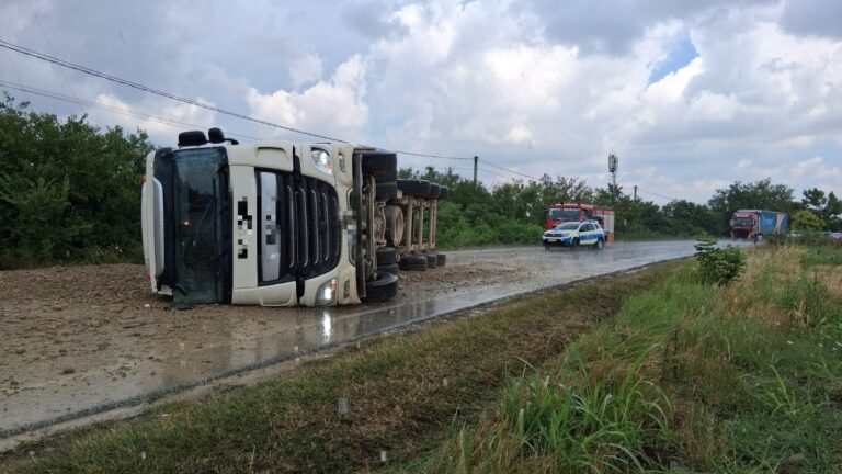 O autobasculantă s-a răsturnat puțin mai devreme pe DN 6, între localitățile Copaciu și Naipu din județul Giurgiu