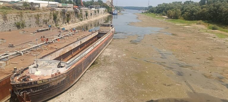 Cum arată Dunărea la Giurgiu: Înspăimântător! Apele fluviului au ajuns să semene cu un râuleț în canalul Plantelor! Ce urmează pentru transportul naval și economie?