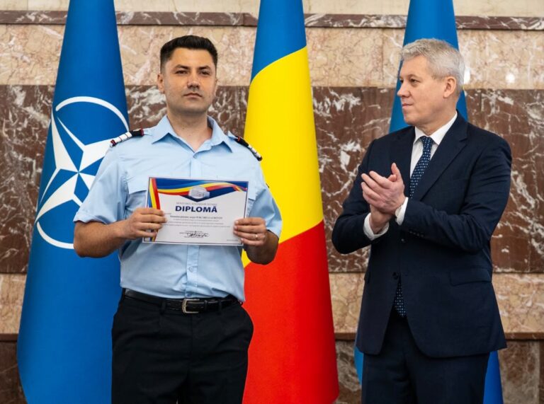 Diplomă de apreciere pentru un salvator din cadrul ISU Giurgiu, înmânată de ministrul Cătălin Predoiu