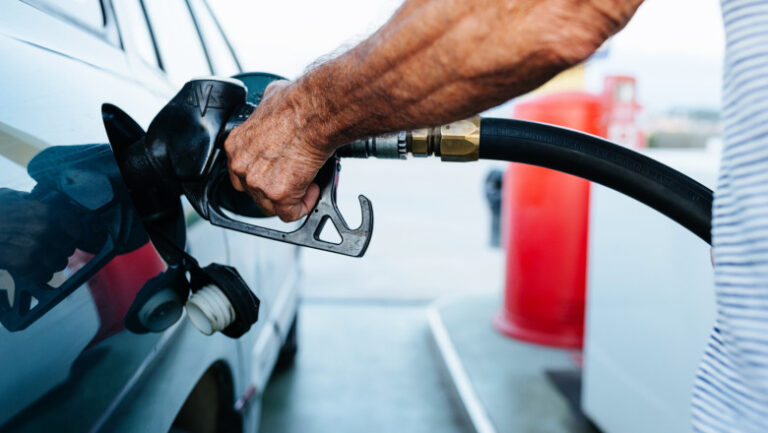 Șoc la pompă: Carburanții au trecut la un nou nivel de preț. Șoferii din Giurgiu plătesc tot mai mult pentru fiecare litru alimentat