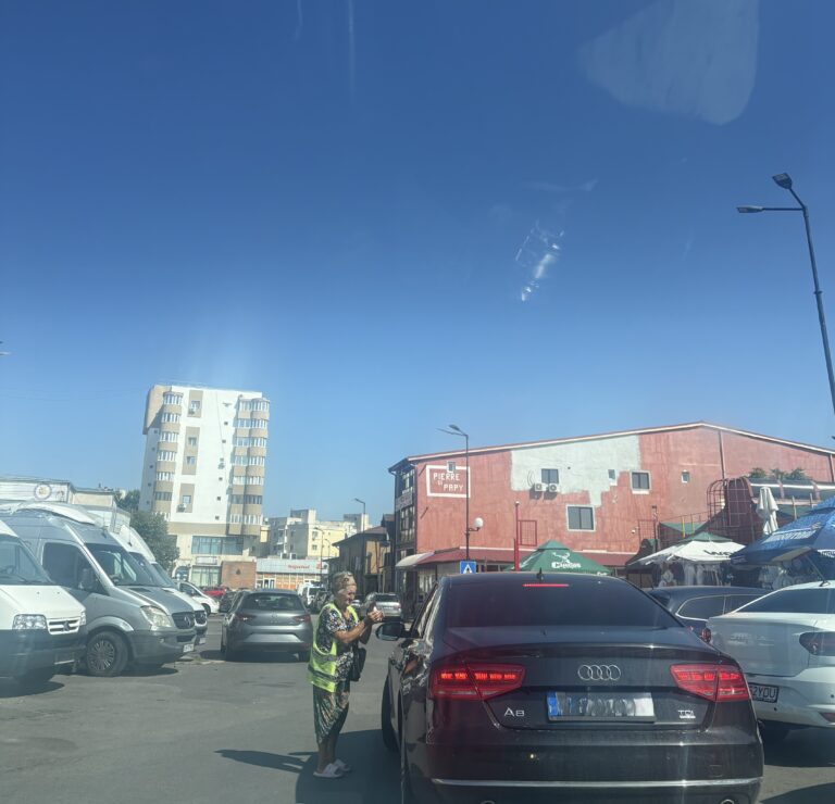 Un exemplu de demnitate vine la Giurgiu, chiar în Piața Centrală, din partea unei femei la o vârstă respectabilă, ce încasează taxa de parcare.
