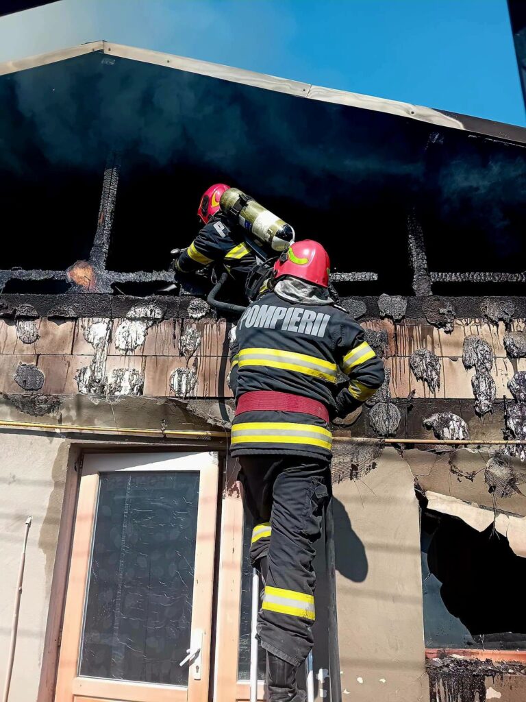 Incendiu de coșmar, astăzi după amiază,  pe strada Cărămidarii Vechi, din municipiul Giurgiu! O familie  a scăpat cu viață din calea flăcărilor, dar și-a văzut casa mistuită de flăcări (Galerie Foto)