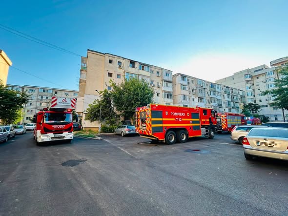 PANICĂ într-un bloc din Giurgiu! 20 de locatari s-au autoevacuat după un incendiu izbucnit într-o garsonieră. O candelă lăsată aprinsă, cauza probabilă a focului