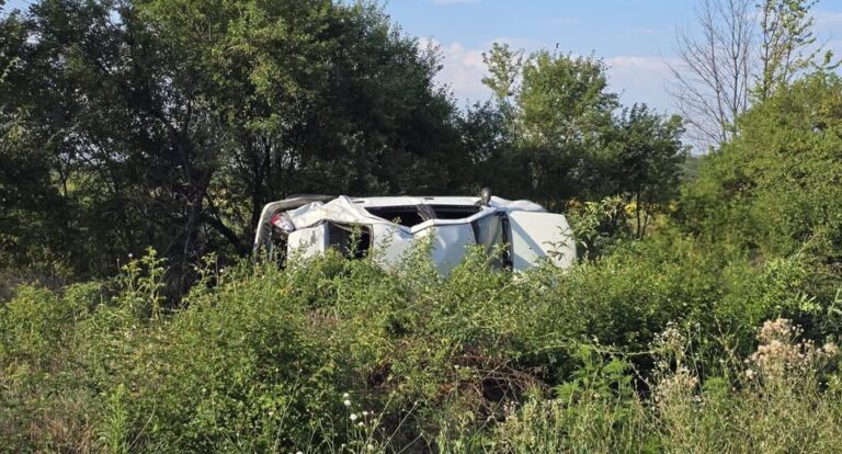 O mașină s-a răsturnat pe DJ 601, între Crevedia Mare și Malu Spart. Două persoane au scăpat ca prin minune