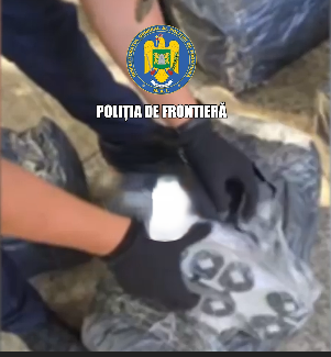 Peste 700 de produse de îmbrăcăminte, încălțăminte și parfumerie, confiscate de către polițiștii de frontieră giurgiuveni (VIDEO)