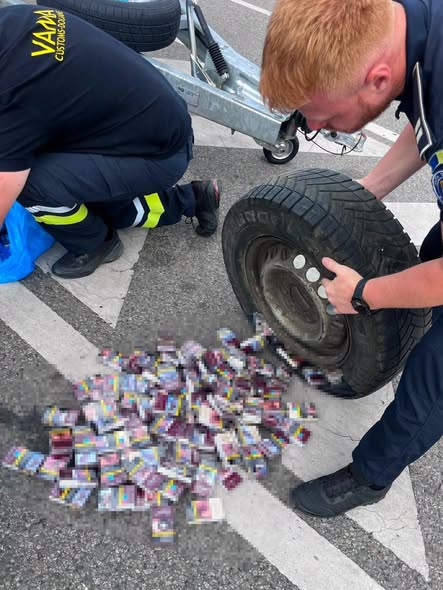 Peste 10.000 de țigarete de contrabandă, ascunse în roți de rezervă și în bagaje.