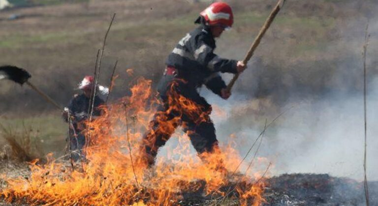 Trei incendii în doar câteva ore, în județul Giurgiu: pompierii au salvat locuințe din calea flăcărilor