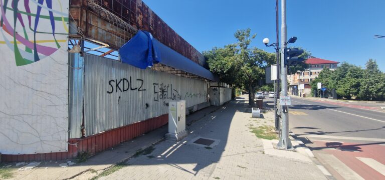 Rușinea din centrul orașului: Maghernița insalubră din tablă, situată vizavi de Primăria Giurgiu, de care nimeni nu are curajul să se atingă. Cine se ascunde în spatele ei?