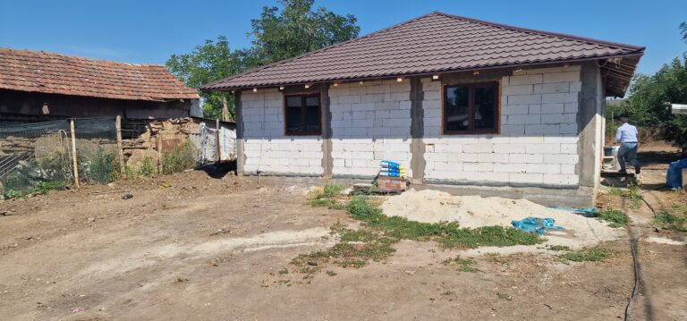 Povestea unui primar care după ce a ridicat o locuință, pentru o familie cu 5 copii, căreia îi arsese casa, s-a ales cu reproșuri și acuzații. O faptă bună nu rămâne nepedepsită!