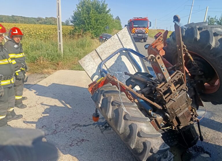 ACCIDENT ieri după amiază, la ieșirea din localitatea BĂLANU! Doi bărbați, transportați la spital după impactul dintre un tractor și un autoturism!