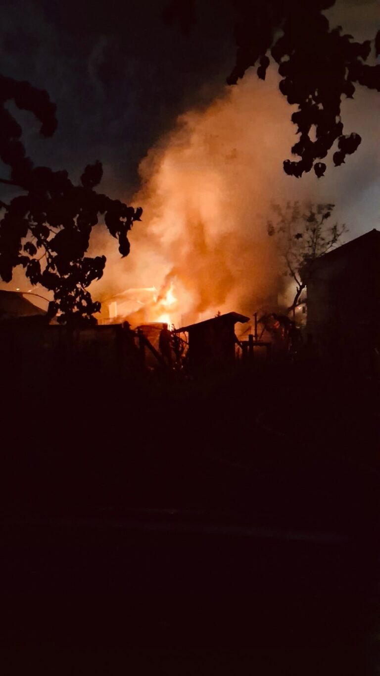Un incendiu a izbucnit aseară în localitatea Cartojani,  în care au fost afectate 4 gospodării. 
